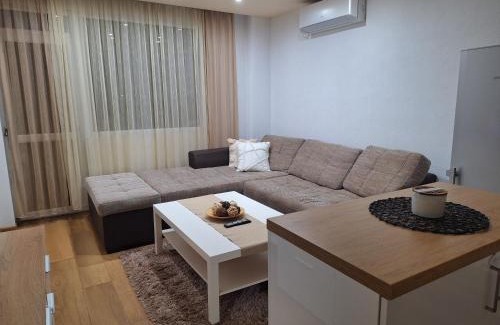 Petrich Apartment | Highly Rated Danaya: Ideal for Family Getaways