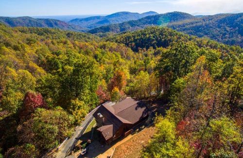 Old Fort House | Discover Dancing Bears Cabin with Breathtaking Mountain Views