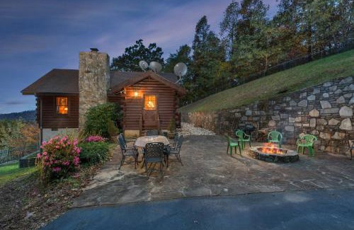 Old Fort House | Discover Dancing Bears Cabin with Breathtaking Mountain Views