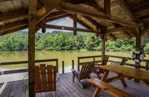 Old Fort House | Discover Dancing Bears Cabin with Breathtaking Mountain Views