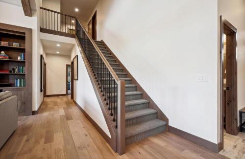 Sunriver House | Discover Dancing Rock Grandview Lodge in Caldera Springs