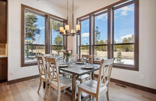 Sunriver House | Discover Dancing Rock Grandview Lodge in Caldera Springs