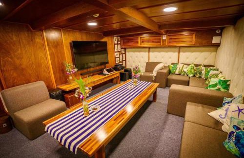 Semporna Boat Rental | Dancing Wave