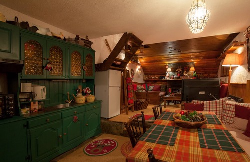 Eptalofos Ski Chalet | Relax at Dandy on the Hill in Agoriani with Family Amenities