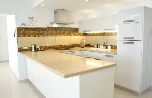 Herzliya Pituach Apartment | Seaside Retreat at Daniel Hotel with Oceanfront Pool
