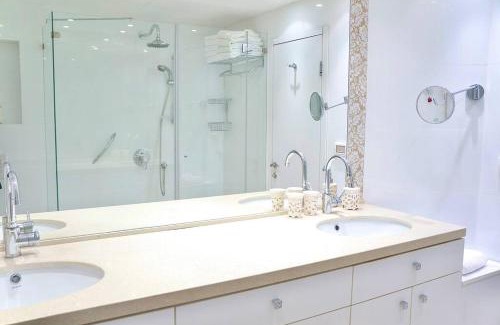 Herzliya Pituach Apartment | Seaside Retreat at Daniel Hotel with Oceanfront Pool