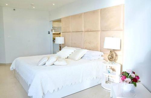 Herzliya Pituach Apartment | Seaside Retreat at Daniel Hotel with Oceanfront Pool