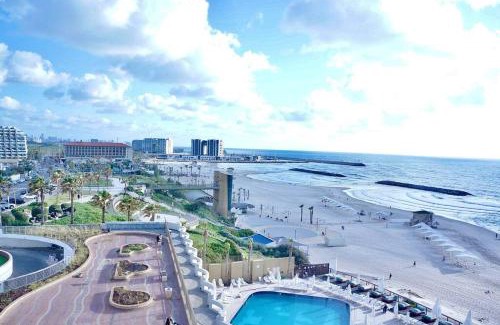 Herzliya Pituach Apartment | Seaside Retreat at Daniel Hotel with Oceanfront Pool
