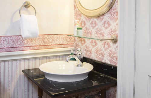 South Hadley Bed & Breakfast | Experience Daniel Stebbins House: Family-Friendly Retreat