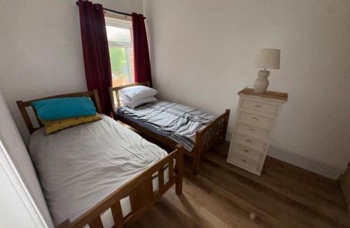 Ault Hucknall Apartment | Relaxing Daniel’s Semi Rural Retreat - Pet Friendly Getaway