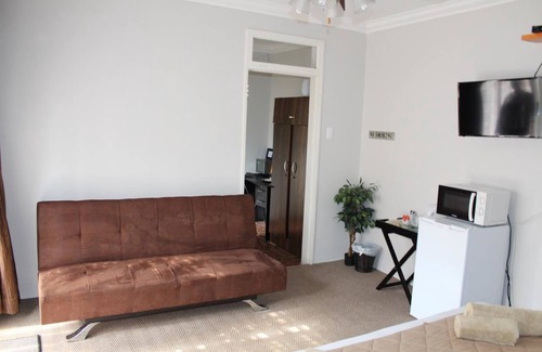 Polokwane House | Delightful Danlee Overnight Accommodation with Breakfast & Kitchen