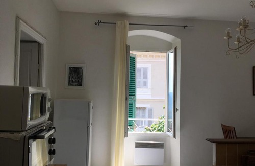 Guiselle Apartment | Cozy Retreat at Tante Madeleine: Mountain Views & Family Comfort