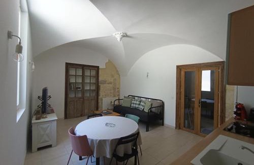 Montfrin Apartment | Indulge in Comfort at Dans Maison de Maître Apartment