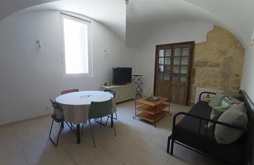 Montfrin Apartment | Indulge in Comfort at Dans Maison de Maître Apartment