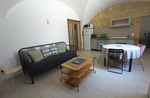 Montfrin Apartment | Indulge in Comfort at Dans Maison de Maître Apartment