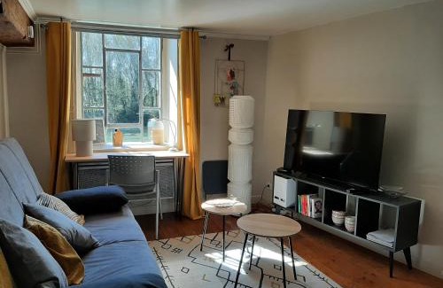 Saint-Pryve-Saint-Mesmin Apartment | Waterfront Retreat: Child-Friendly Apartment with High Ratings