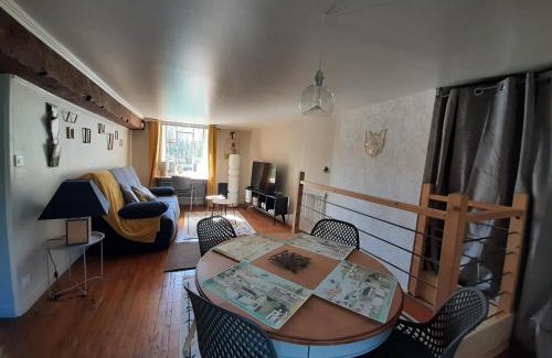 Saint-Pryve-Saint-Mesmin Apartment | Waterfront Retreat: Child-Friendly Apartment with High Ratings