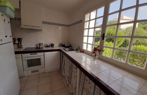 Vico House | Oceanfront Villa Mitoyenne Near Beaches with Scenic Views