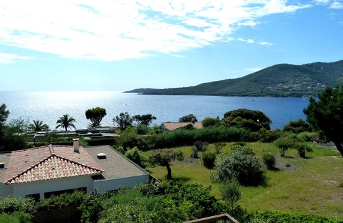Vico House | Oceanfront Villa Mitoyenne Near Beaches with Scenic Views