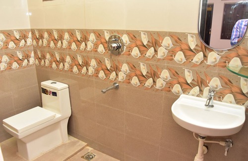 Aduthurai Hotel | Danshika Temple Residency
