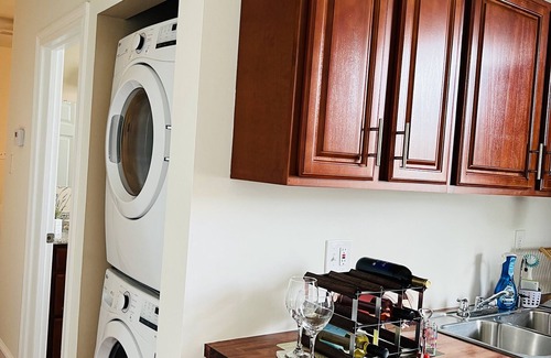 Hollygrove House | Cozy Dante House: Family-Friendly and Accessible Comfort