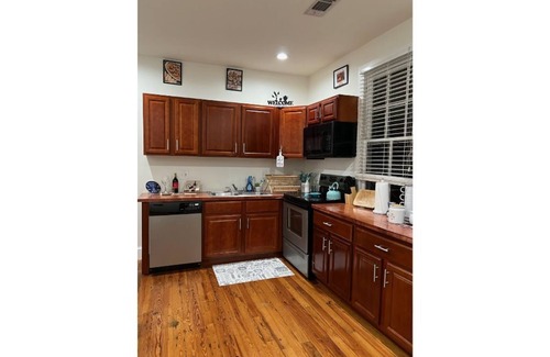 Hollygrove House | Cozy Dante House: Family-Friendly and Accessible Comfort
