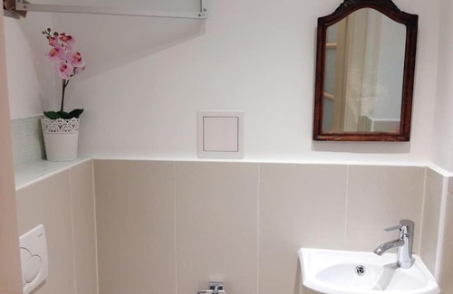 Kaisermuhlen Apartment | Discover Danube Art Apartments: Family-Friendly & Highly Rated