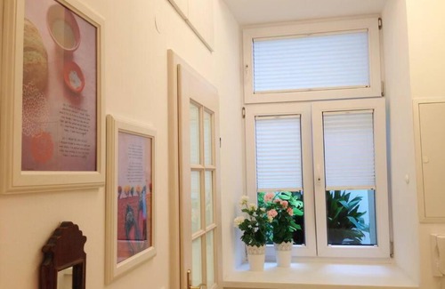 Kaisermuhlen Apartment | Discover Danube Art Apartments: Family-Friendly & Highly Rated