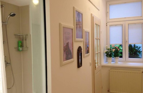 Kaisermuhlen Apartment | Discover Danube Art Apartments: Family-Friendly & Highly Rated