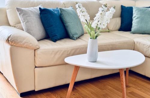 Kaisermuhlen Apartment | Prime Stay at Danube22 Apartment - 5-Star with Family Amenities