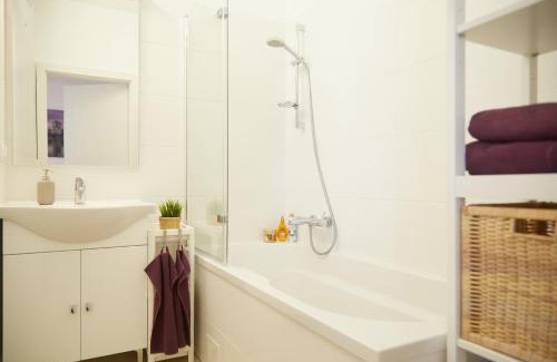 Donaustadt Apartment | Unforgettable Oceanfront Stay at Danuberoom - 4 Star Rated
