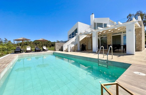 Roda Villa | Indulge at Danune Beachfront Villa with Private Pool