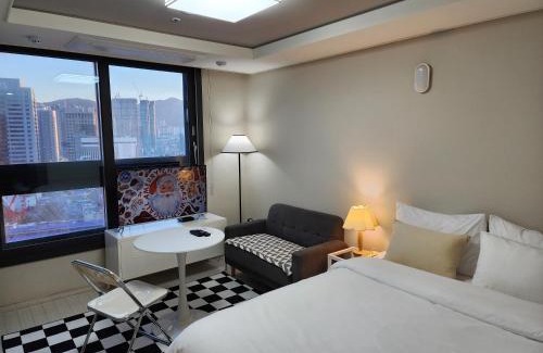 Seongnae-dong Apartment | Experience Residence Daon: 4-Star Retreat with Hot Tub