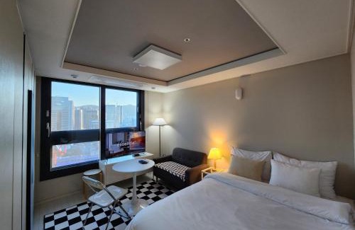 Seongnae-dong Apartment | Experience Residence Daon: 4-Star Retreat with Hot Tub