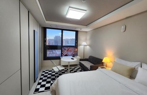 Seongnae-dong Apartment | Experience Residence Daon: 4-Star Retreat with Hot Tub