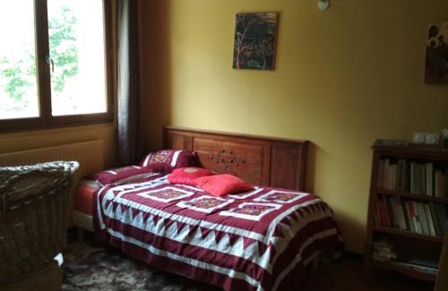 Lachau House | Cozy Daphrose Chambre: Family-Friendly with Delicious Breakfast