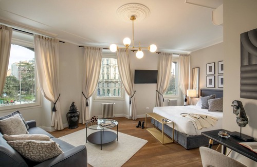 Tricolore Hotel | Comfortable Daplace - Corso Monforte Suites with Breakfast