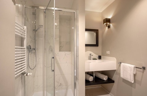 Tricolore Hotel | Comfortable Daplace - Corso Monforte Suites with Breakfast