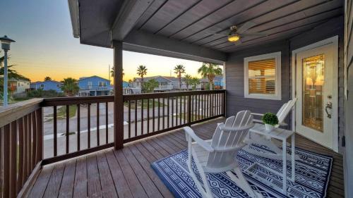 Leeward Sands House | Pet-Friendly Dapper Dolphin with Pool & Golf Cart Access