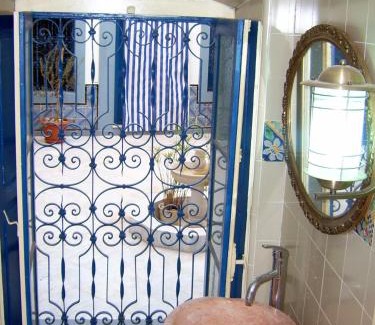 Medina de Sousse House | Discover Dar Baaziz: Pet-Friendly Oasis with Hot Tub