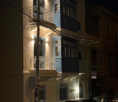 Cospicua House | Stylish Dar Barbara Duplex: Family-Friendly 4-Star Retreat