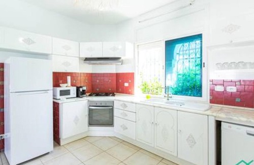 Rafraf House | Dar Barsha: Beachfront Bliss with Pool and Family Amenities