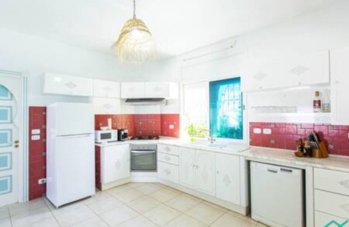 Rafraf House | Dar Barsha: Beachfront Bliss with Pool and Family Amenities