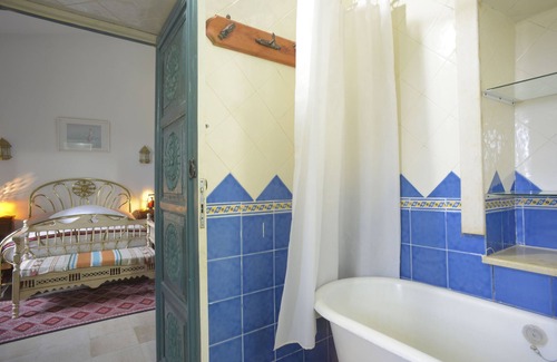 Le Kef House | Discover Dar Chennoufi: Family-Friendly with Pool & Breakfast