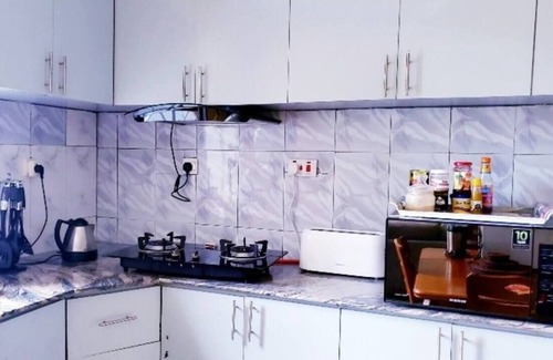 Msasani Apartment | Budget-Friendly Dar es Salaam Cozy Home with Kitchen & Breakfast