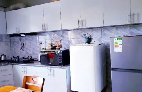 Msasani Apartment | Budget-Friendly Dar es Salaam Cozy Home with Kitchen & Breakfast