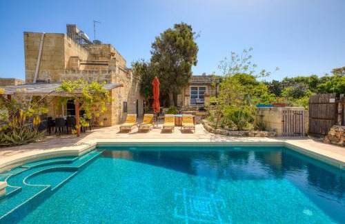 Nadur House | Oceanfront Haven: Dar Ix-Xemx with Pool and Hot Tub