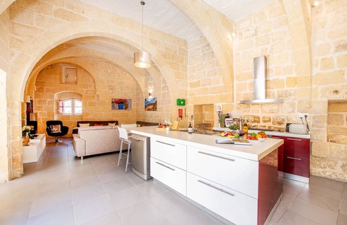 Xewkija Villa | Dar Tal-Moghoz: Family-Friendly Retreat with Pool & Kitchen