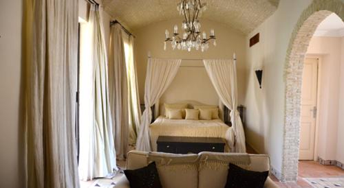 Tozeur Bed & Breakfast | Dar Tozeur: Oceanfront Bliss with Pool and Spa Amenities
