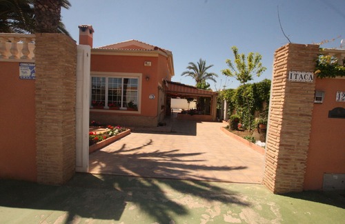 Torrevieja Ski Chalet | Idyllic Villa: 3 Bedrooms, Steps from the Beach